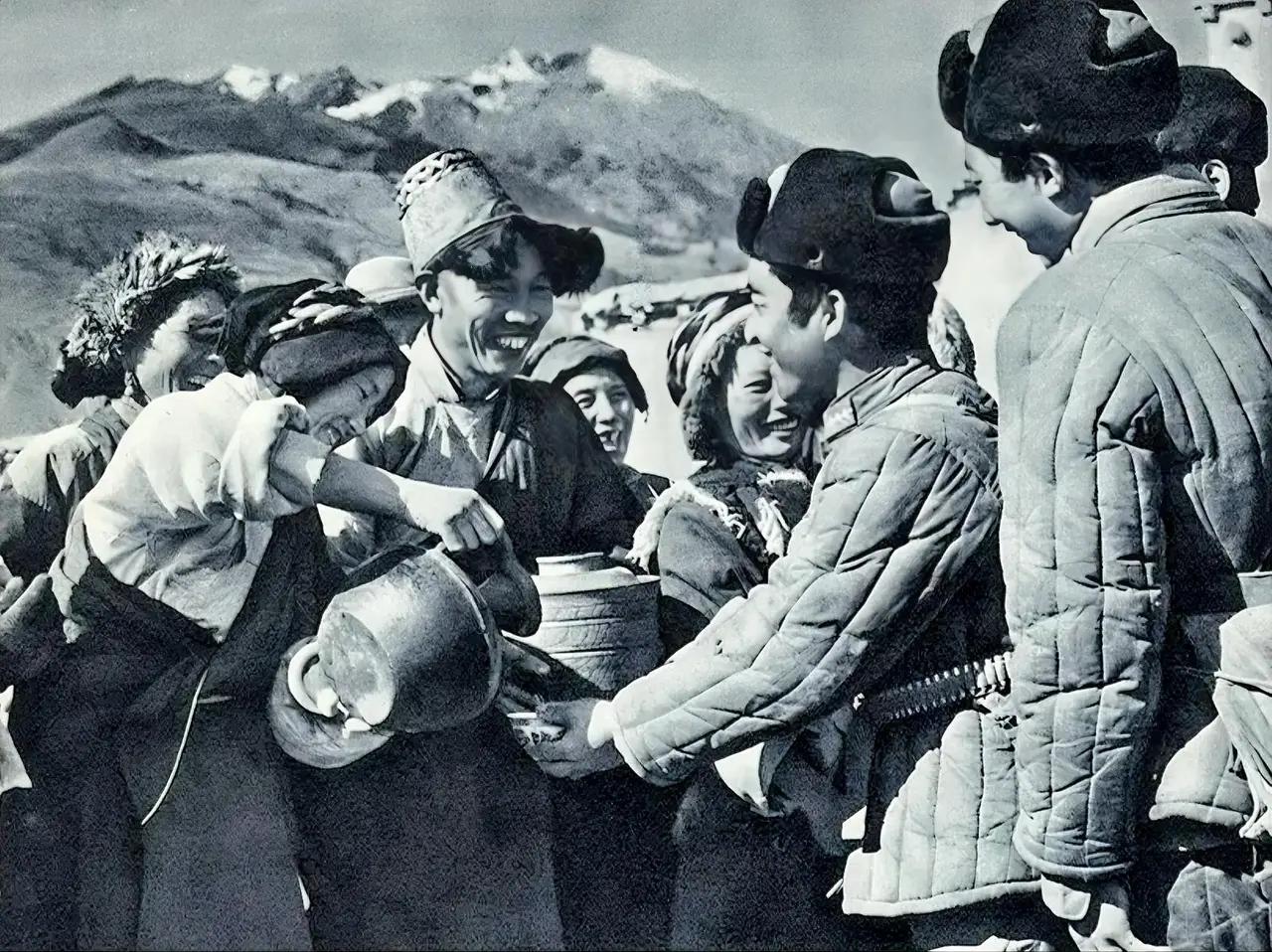 老照片欣赏：解放军进入西藏，农奴翻身当家做主人。解放军当年的服装还是“八条垄”棉