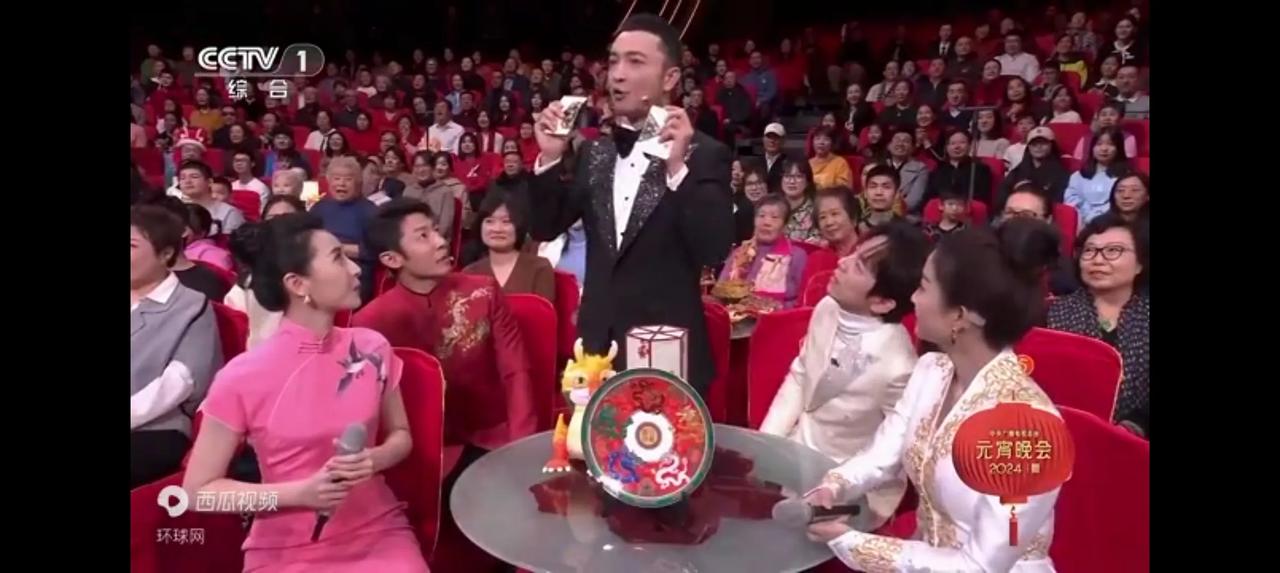 大惊喜！小尼的牌终于对上了，小尼终于把事故翻转成故事，他在正月十五元宵晚会上，尼