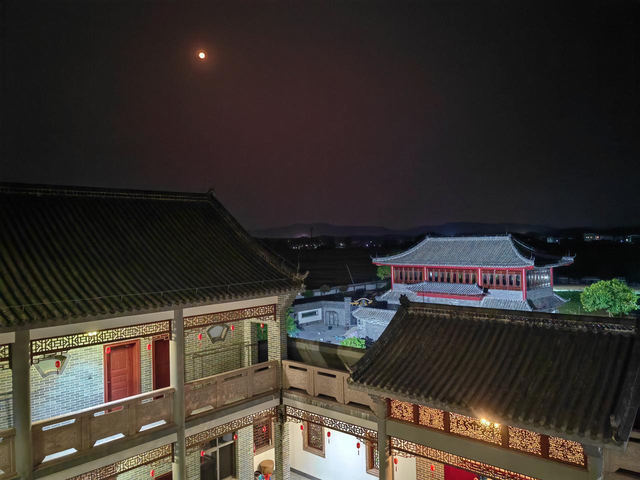 十五的月亮十六圆，这话真是一点不假。前几天十六的晚上，我出门溜达，一抬头就被那又