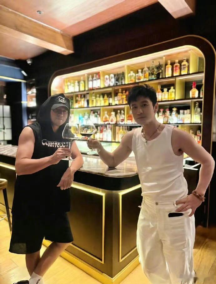 《中餐厅》十周年录制路透刷屏，黄晓明、王俊凯、周杰伦惊喜同框，这阵容简直是王炸组