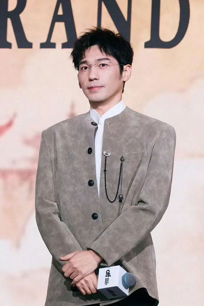 白宇一副眼镜两个daddy白宇还需要人帮他扶眼镜吗 开推里一句“帮我扶一下眼镜”