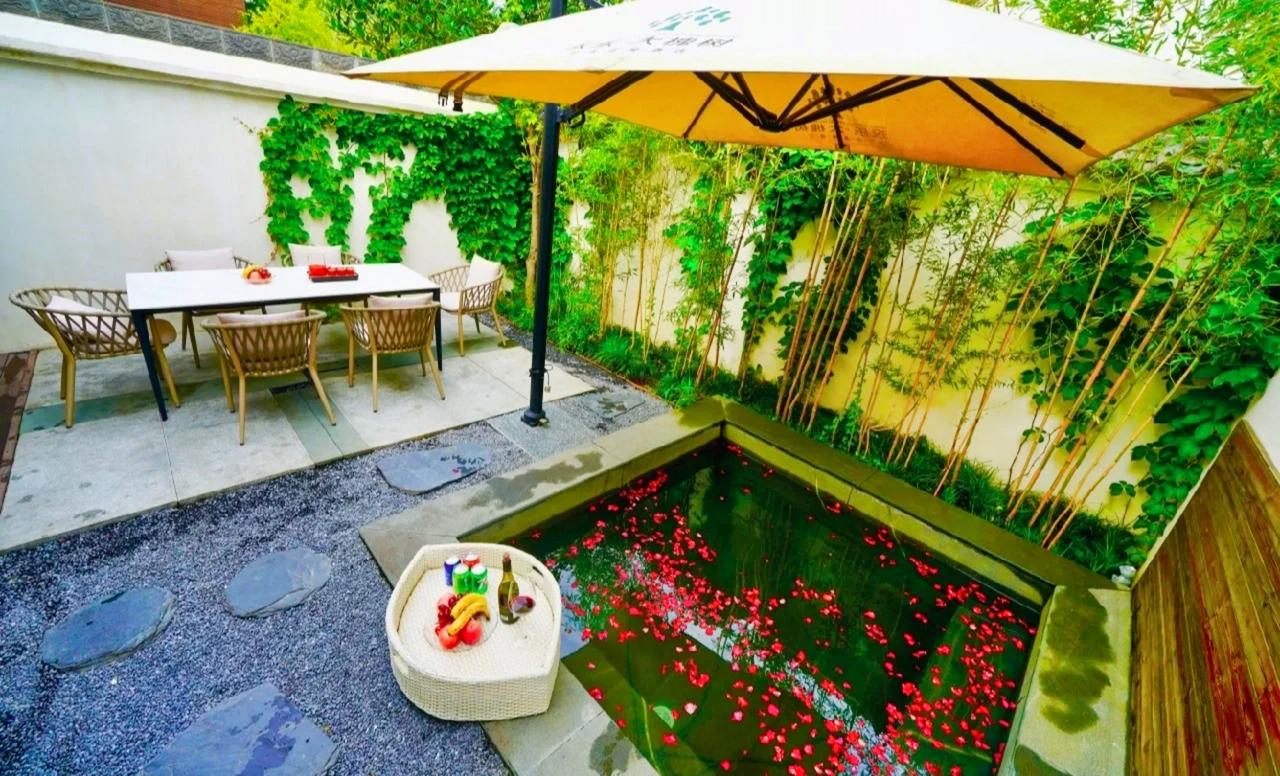 🎇没有什么能比“玩时尽兴，憩时舒心”更美好的了！
🏘承名家之笔雕梁画栋，淋漓