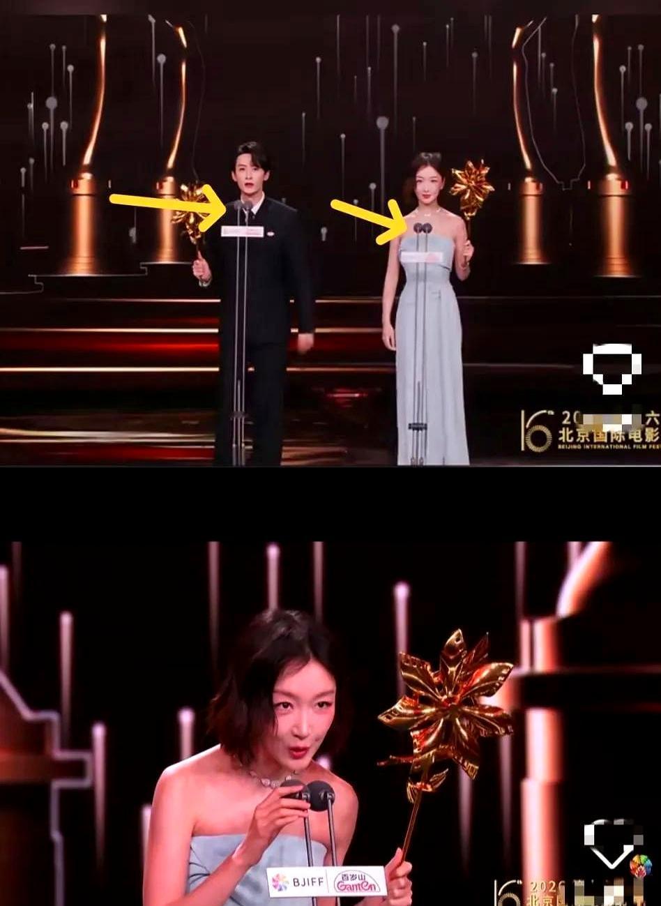 周冬雨在北影节开幕式上一直弯腰说话，看着真累。
 

当时她和檀健次同台亮相，檀