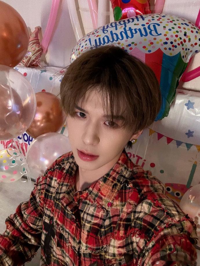 #何浩楠生日四连拍##何浩楠自己化的妆#何浩楠自己化的妆！好帅啊！生日四连拍，爱