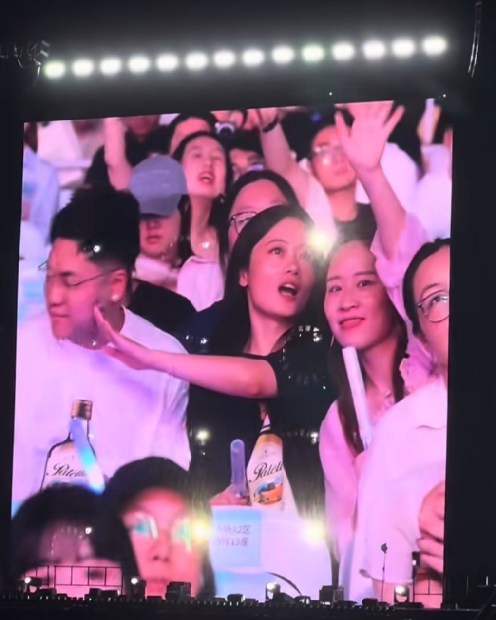 演唱会被推开男生本人现身称已分手 地址不对，一个杭州一个内蒙古，应该是假冒的男友