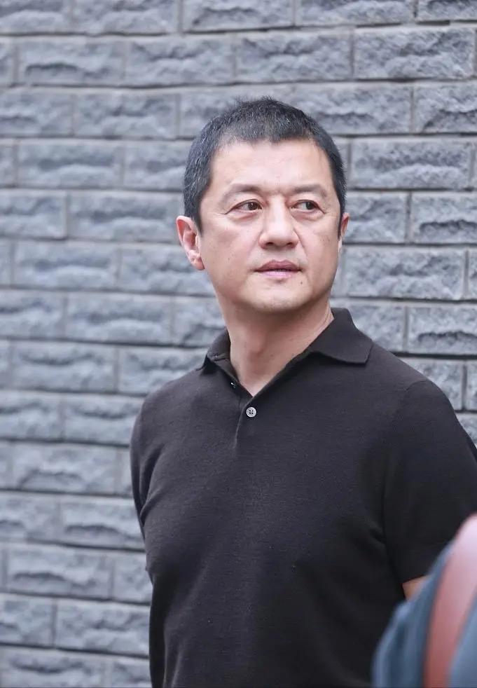 李亚鹏说，我做地产根本就没亏钱，我的地产公司在22年就逆势卖了70多个亿，十年光