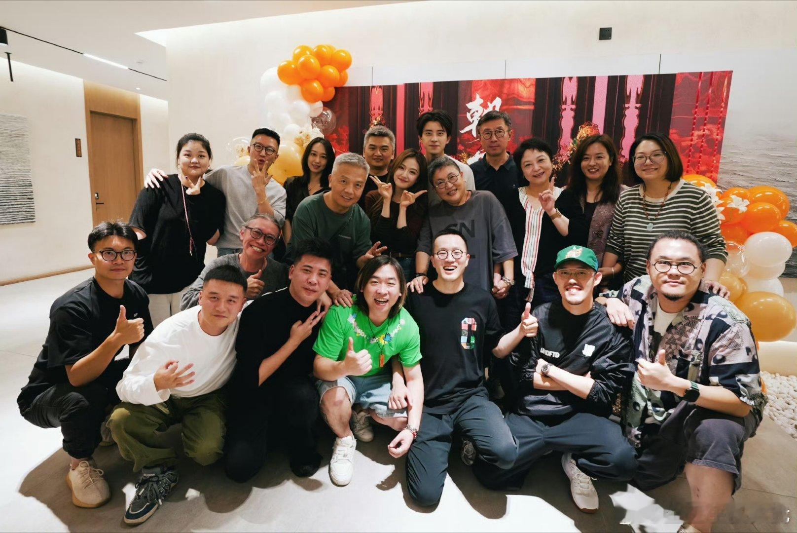 李兰迪敖瑞鹏《朝雪录》庆功宴合照敖瑞鹏这么大只偎在qhj旁边 ​​​
