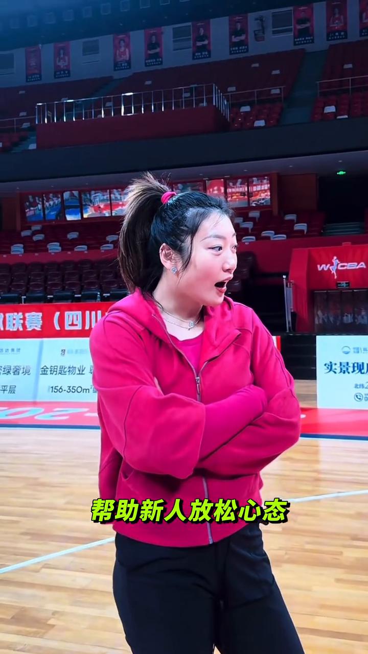 李梦在场边训练的欢乐名场面，全是东北人爽朗搞笑的本色出演。
·第一个就是经典的掉