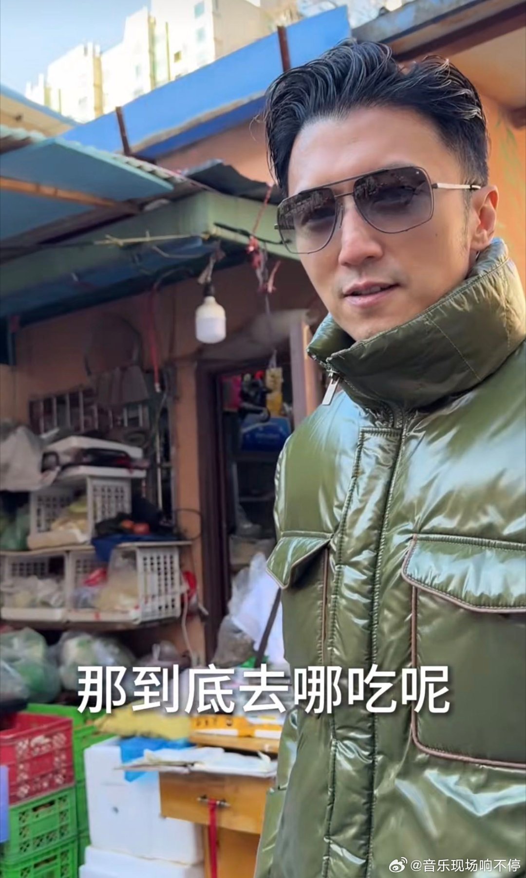 西安偶遇谢霆锋吃油泼面 谢霆锋这趟西安之行，油泼面必须拥有姓名。吃得那叫一个投入