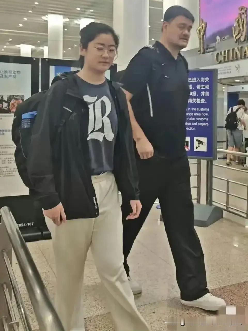 我总有人说，姚明女儿姚沁蕾怕是很难找对象，原因特简单——她实在太高了！

才十几