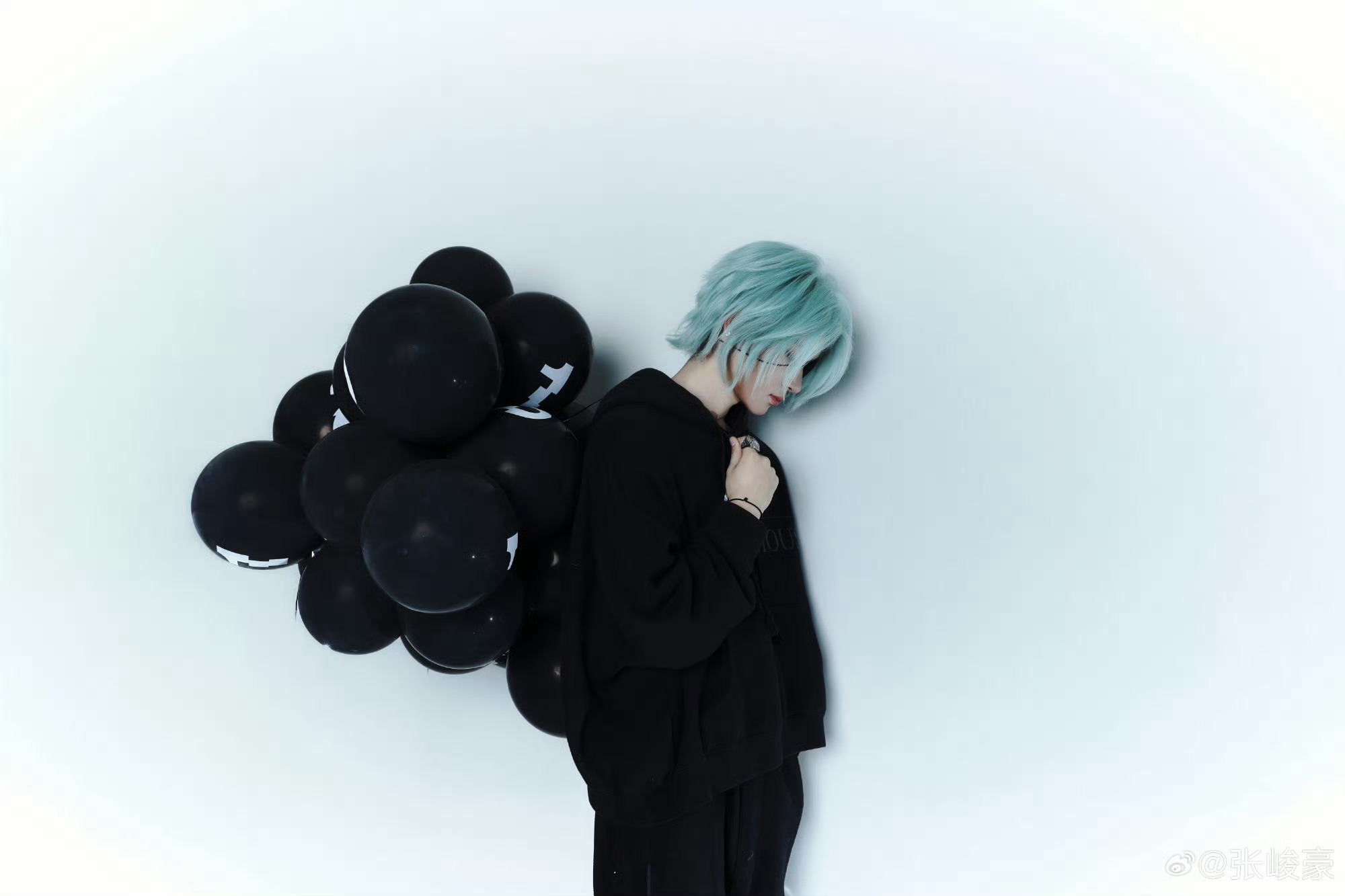 张峻豪薄荷绿发色张峻豪新发色也太眼前一亮了！薄荷绿碎发撞色全黑穿搭，眼罩与唇钉的