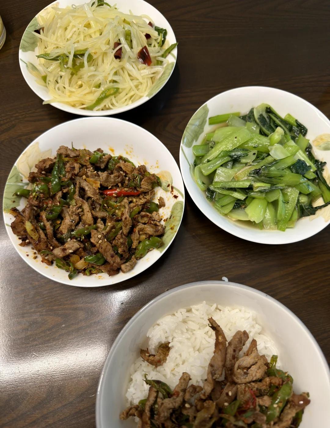 2026.6.29｜孜然炒肉+上斜引体
本来看到健身房没空调转头想走
结果被pu