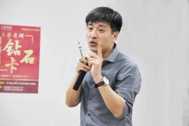 医学生的潜规则被张雪峰说透了医学生的求学之路常被外界赋予神秘而高峻的光环，然而，