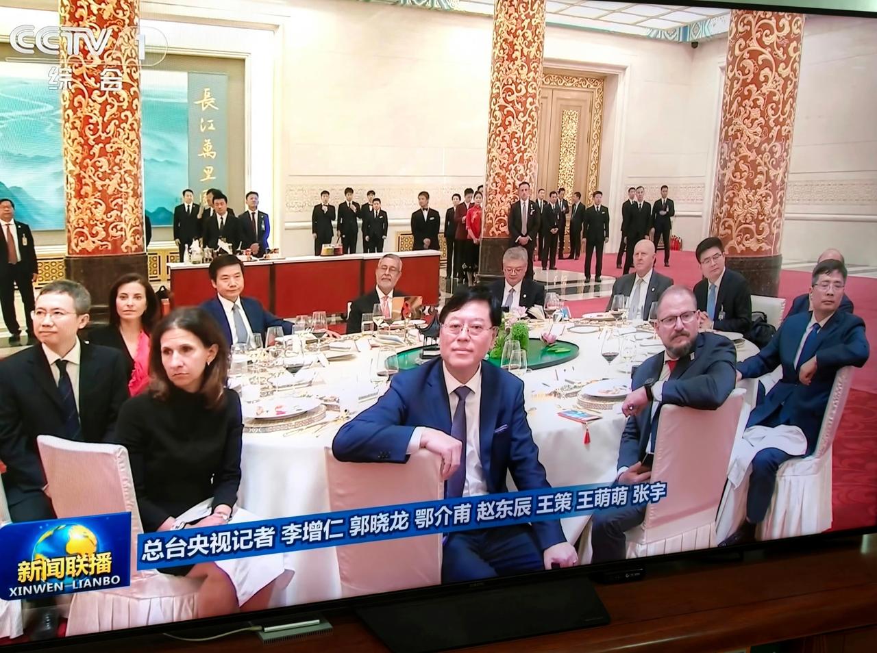所有人都在黑小米汽车，从国家角度，为什么小米雷军能进入国宴？

人民大会堂那场国
