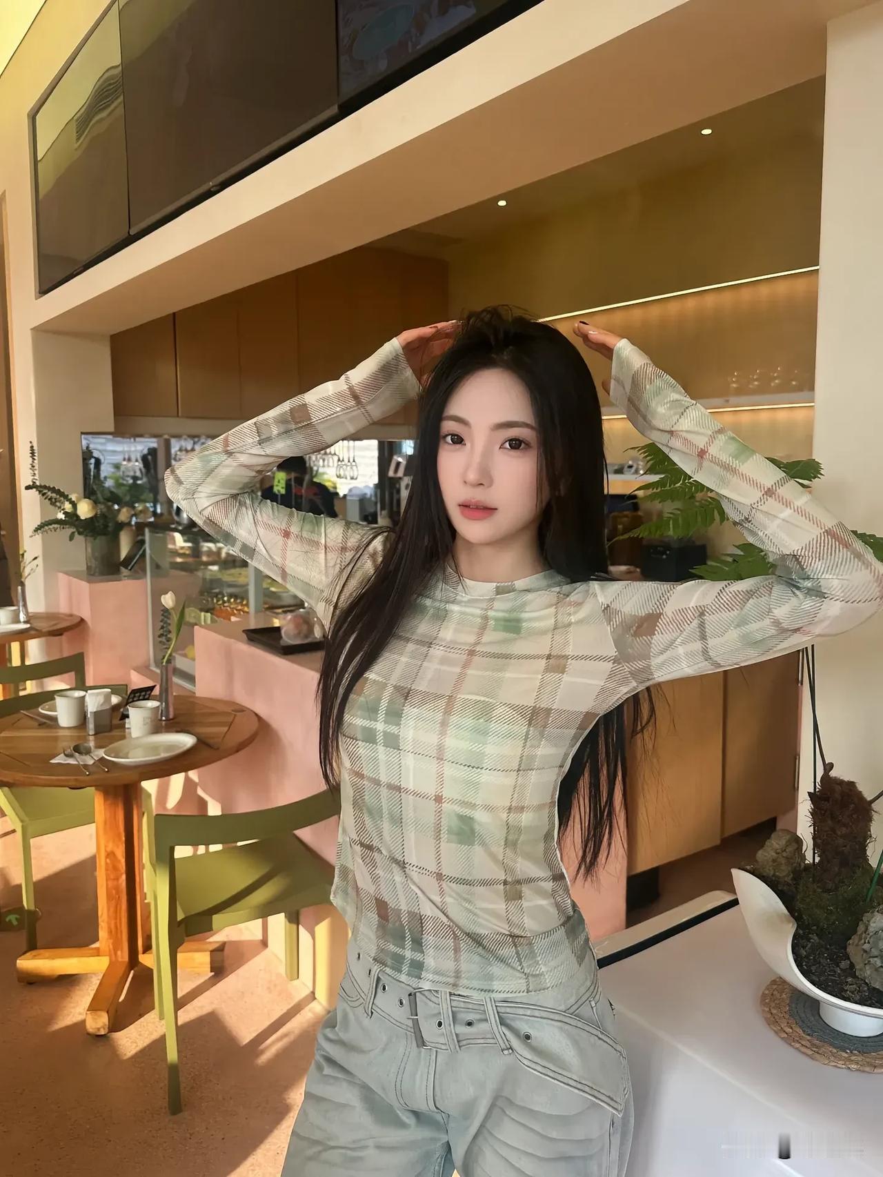 绿意满怀间，美人笑语闲。