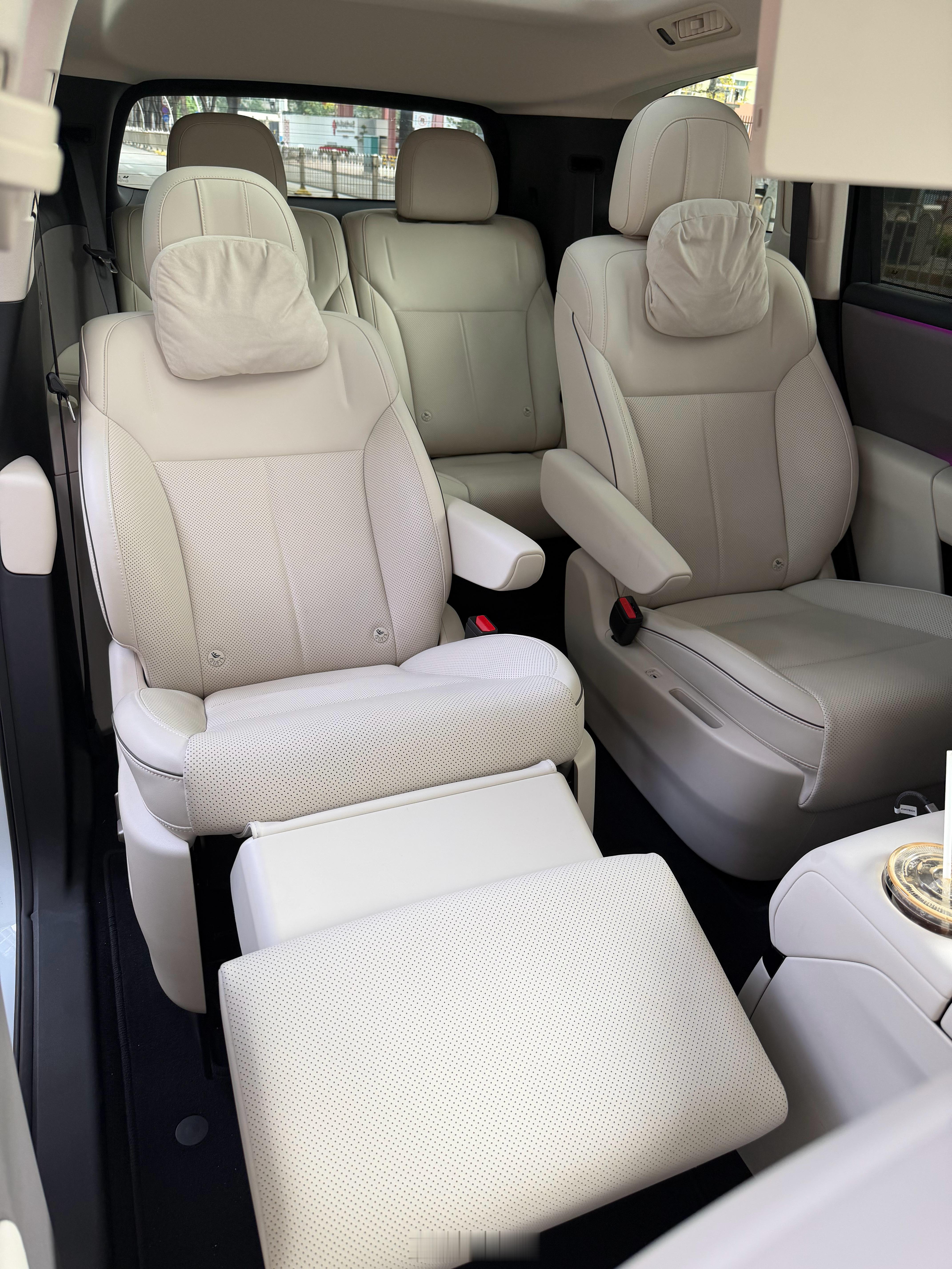 遇到咖啡店没位置坐怎么办？直接用打包杯拿上车，一键零重力模式，再把按摩和电视打开