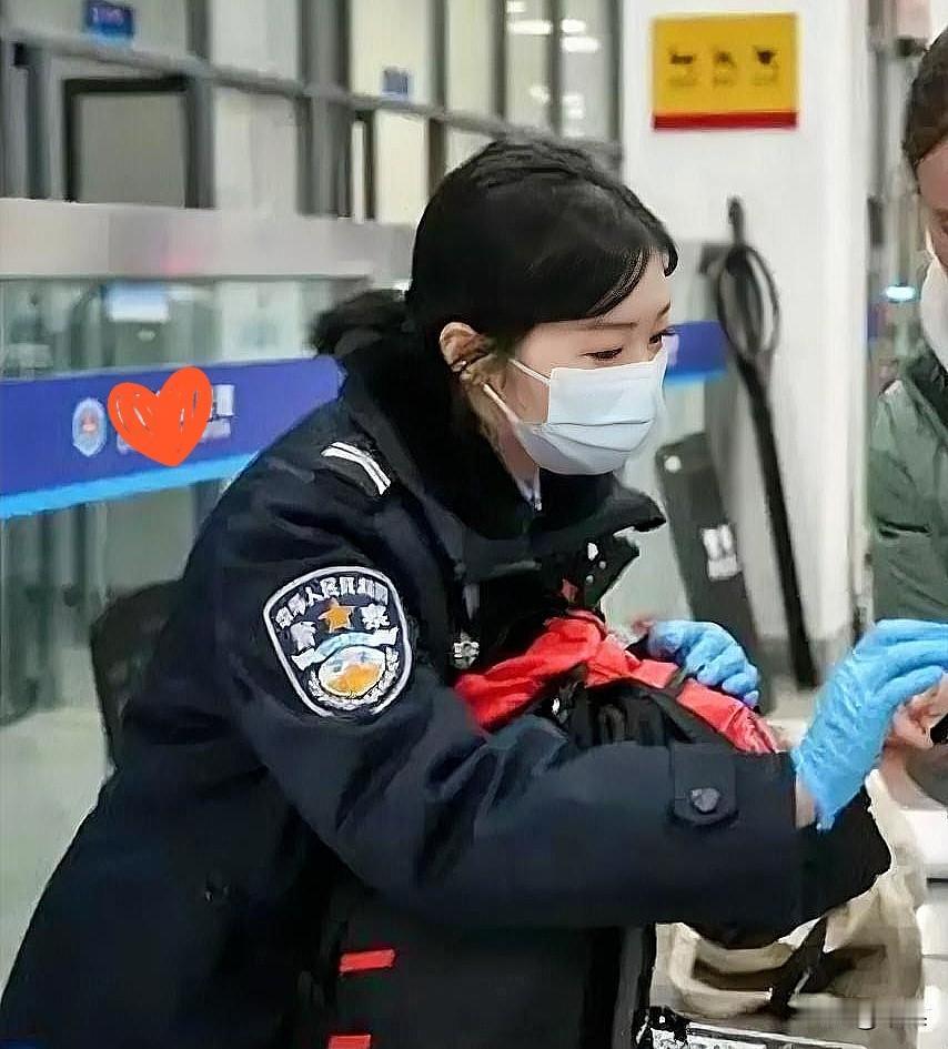 悬着的心总算落下来了，被网友惦记许久的小邬警官，确认平安。

从上外毕业，没有留