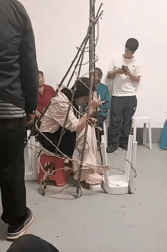 这是什么地方的习俗和仪式，为什么要把一个女人困在这里面，虽然这个女人还偷着笑，但