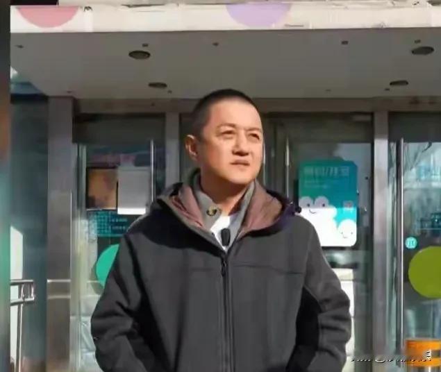 李亚鹏，难掩悲伤！

5月10日，母亲节，54岁的李亚鹏低调现身河南平顶山叶县。
