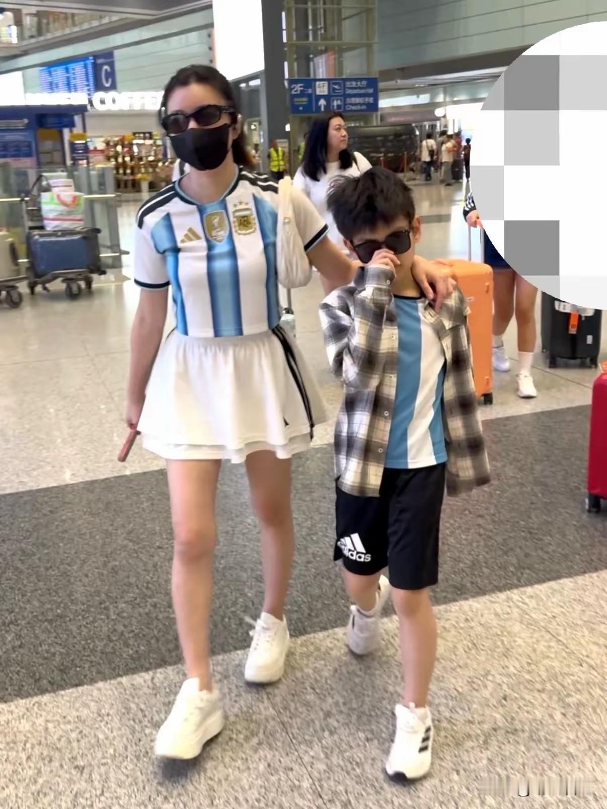 哇噻！终于知道陈妍希长的像谁了？

首都国际机场陈妍希带着儿子小星星和姥姥阿姨四