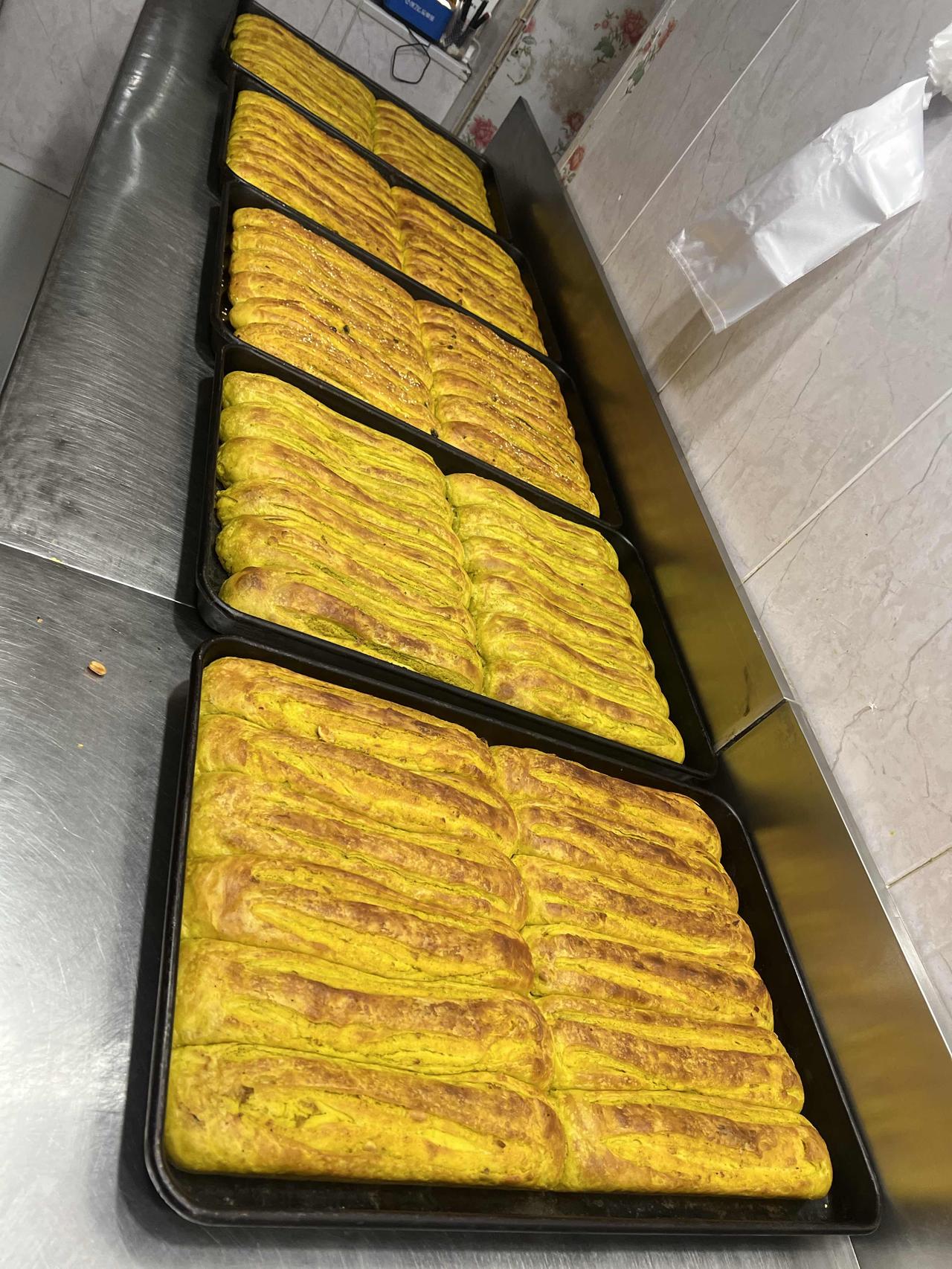 在我们兰州稀松平常的这些美食，但是在外地人的眼里简直就是不得了，今天再买烧饼的时