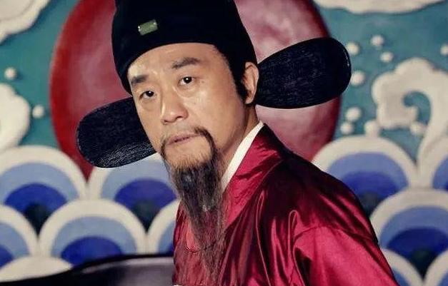 他本是一介书生，却凭一己之力挽救了整个王朝，最后却被皇帝赐死。

于谦是浙江杭州
