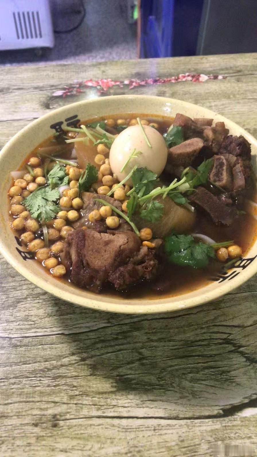 武汉的新农牛骨头粉。是蔡甸区乃至整个武汉的地标级美食，属于非物质文化遗产级别的老