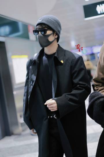 肖战到达米兰，这身就是完美的冷都男啊，此男帅的太超标了！ 