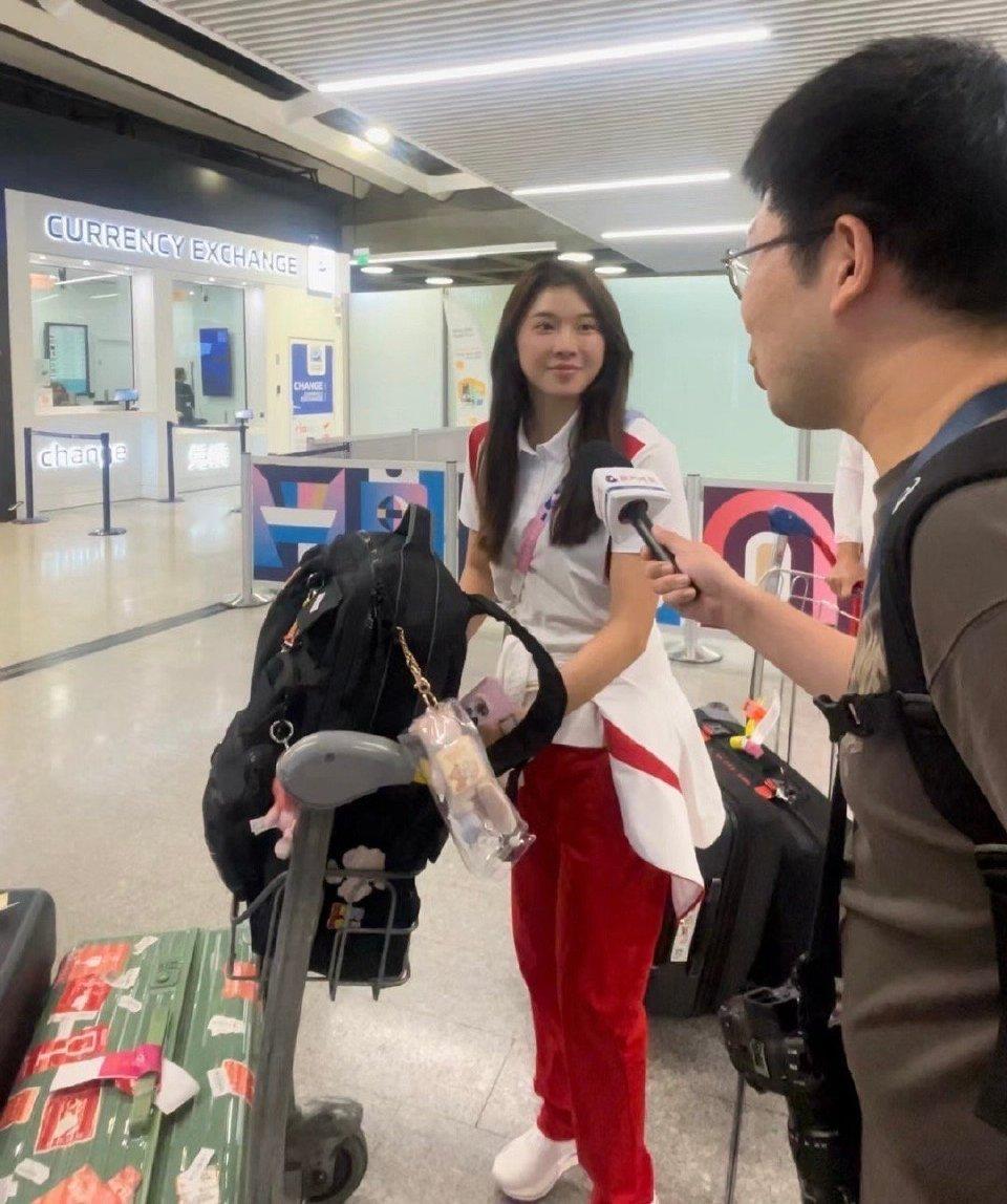 回国后的吴艳妮连妆容都变了，差点认不出来 ​​​