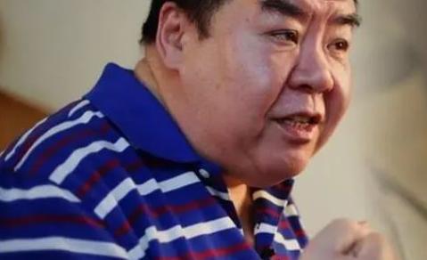 1993年，郑则仕公司破产，欠下8000万外债，无奈之下他给昔日好友周润发拨去了