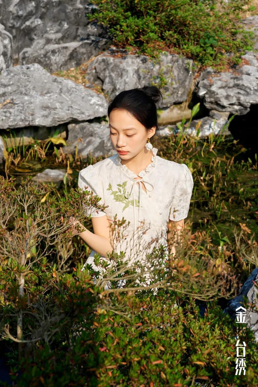织夏为裳
花影提笔，写一夏缱绻
冷淬色彩，享一方清境
上衣
半裙