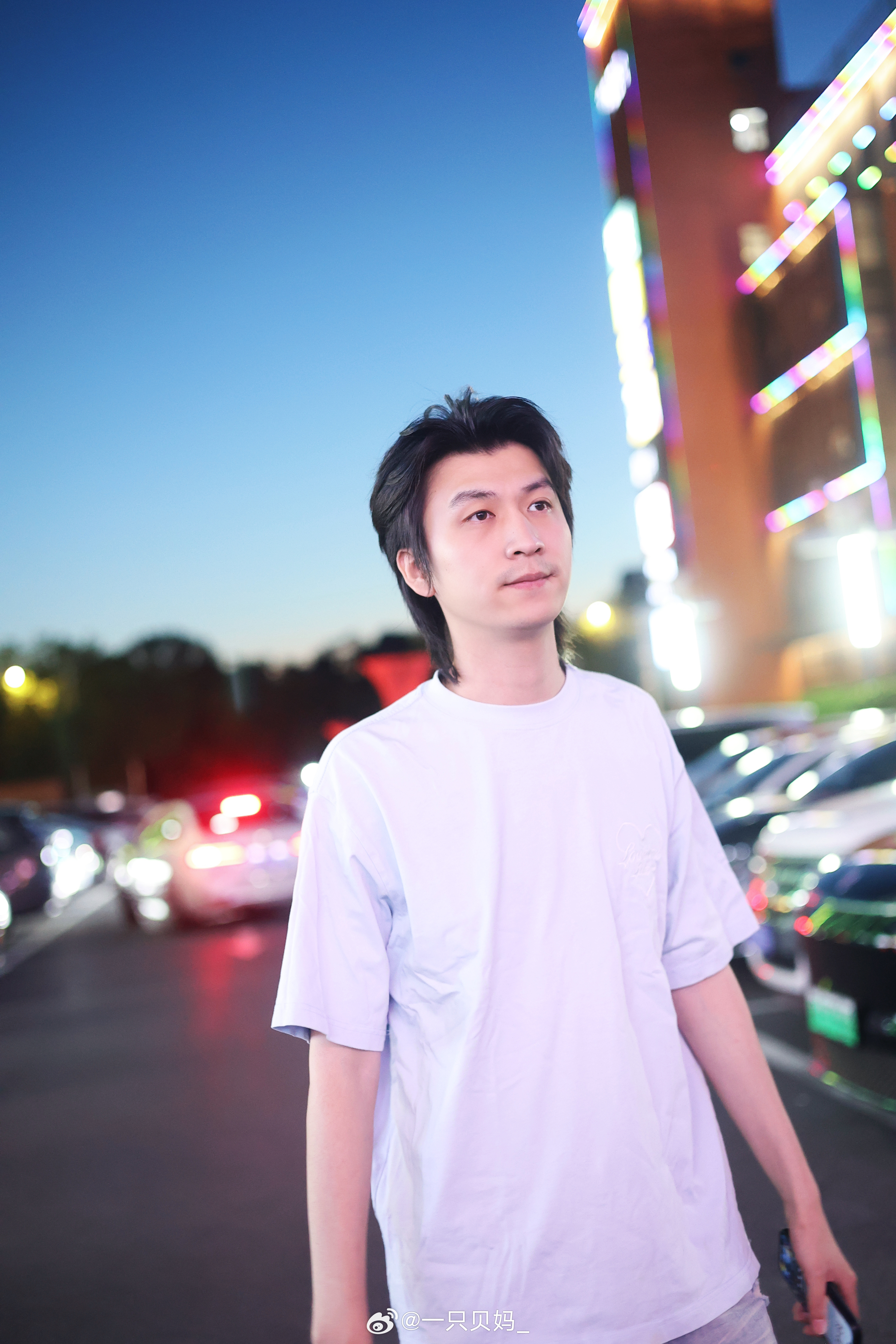 北京也没有在乎的人。帅哥你透视装呢，耳钉呢。 