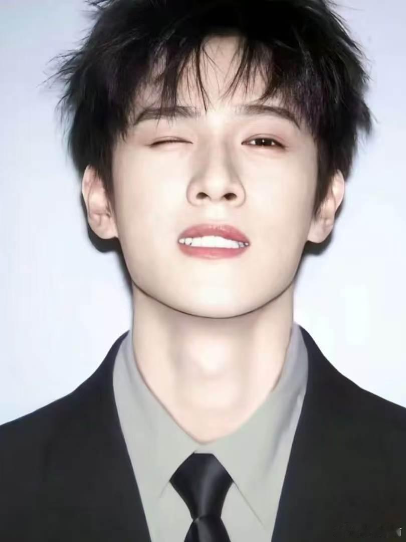 李昀锐扭八字胯也是硬汉风 你好星期六李昀锐解锁全新舞蹈风格，练习八字胯不走柔美路