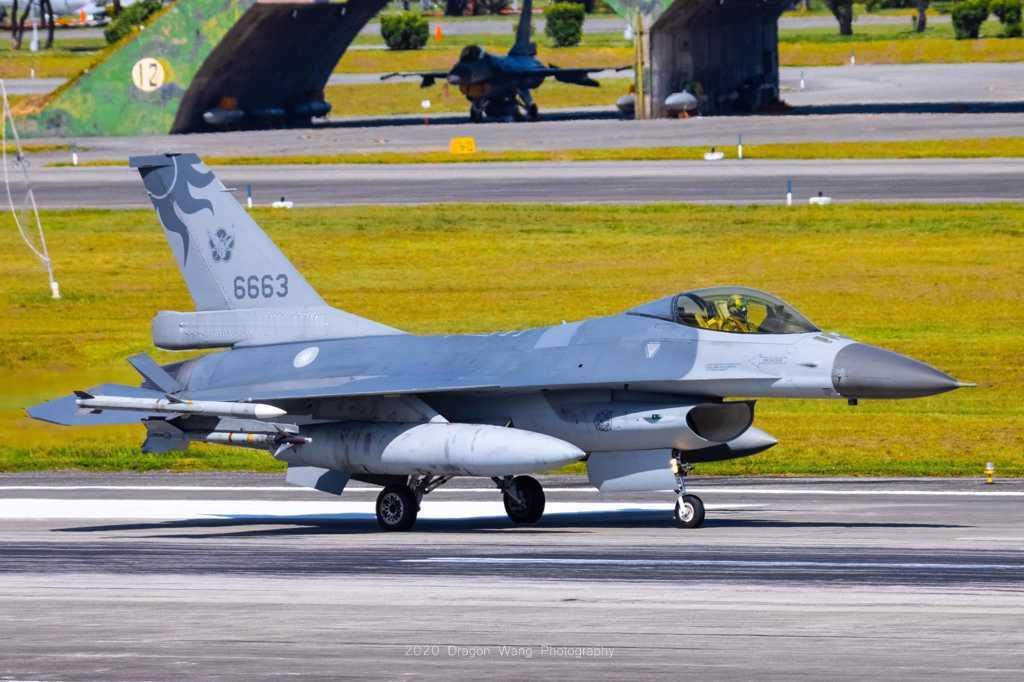 F-16降落撞路灯爆胎，十几年同类事故频发，台军飞安整改全是空话

近日台空军花
