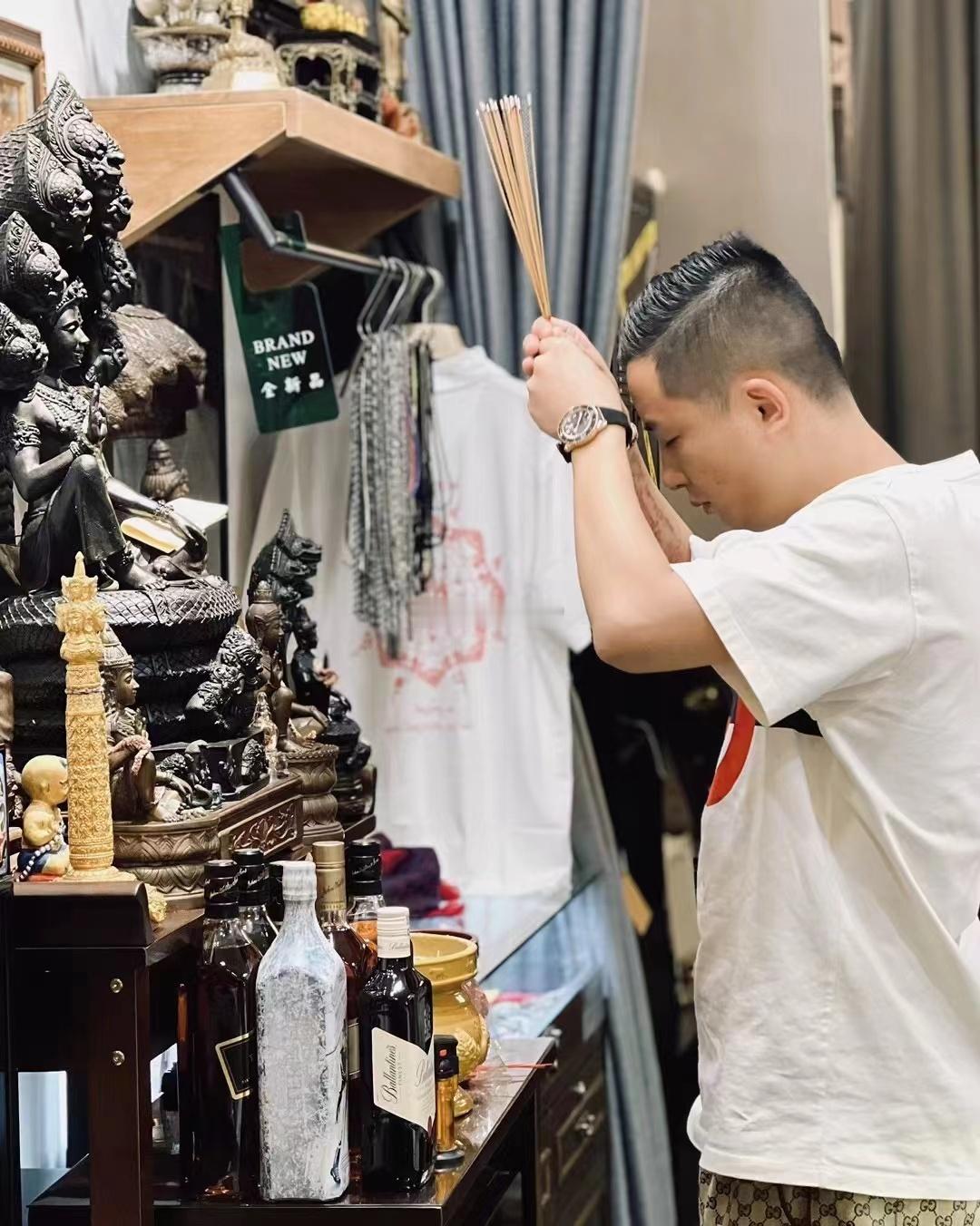 瓦普泰萨丸阿赞初近身弟子们和寺庙理事、工作人员都不会错的一期供奉，2547年“魔