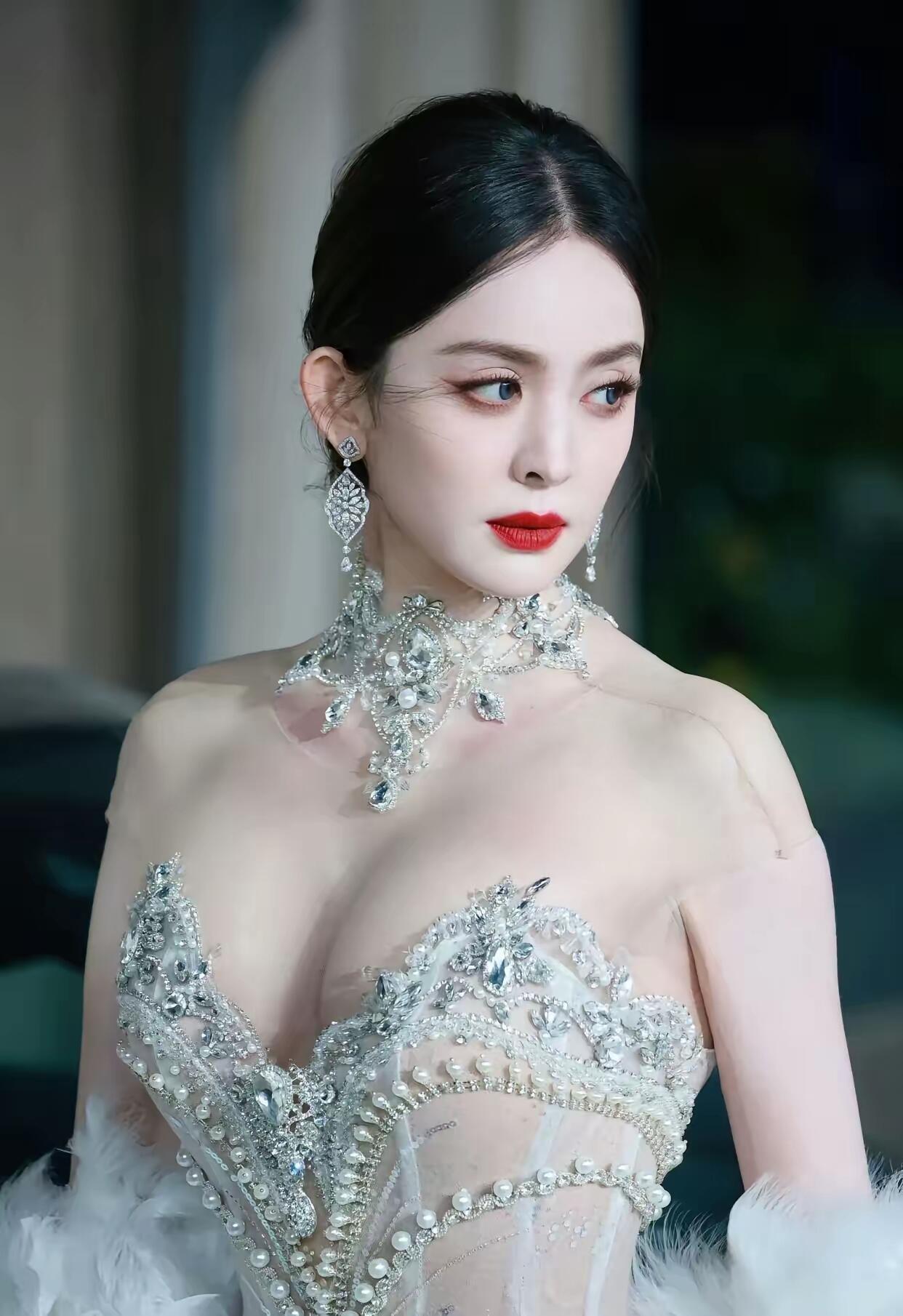 古力娜扎，颜值天花板。 