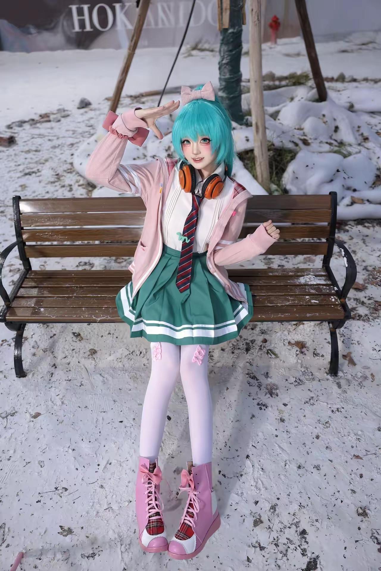 冬日雪景中的可爱少女，粉嫩穿搭，甜美笑容，萌化你的心！🌨️💖白丝[话题]