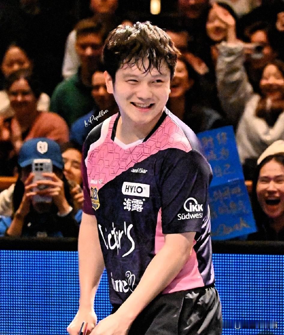 提起樊振东，没人能拒绝这个踏实到骨子里的乒乓猛将！

球台上他是火力全开的“小胖