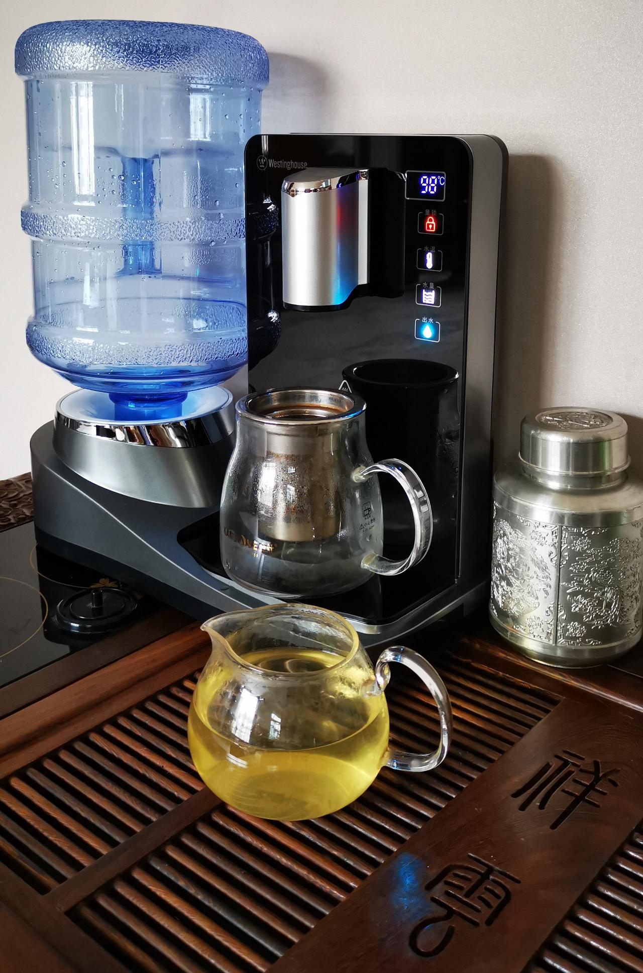 茶，
富者有富者的饮法，
贫者有贫者的喝法。
有人喝茶，享受的是仪式的庄重；
有