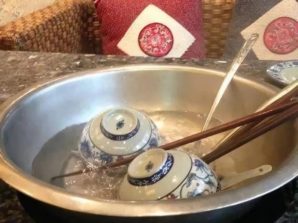 【用餐前开水烫碗筷，这个习惯真的能杀菌嘛？】不少人会习惯用饭店水壶里的开水把碗筷