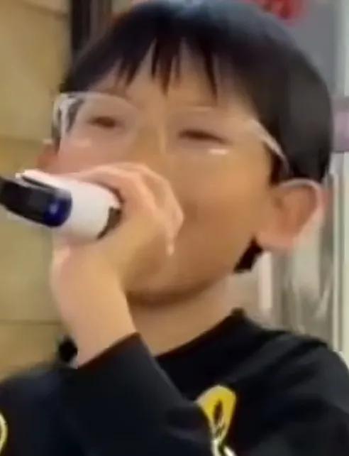 孩子的歌声里，藏着妈妈教的温柔
 
这几句歌词，像颗裹着糖的泪珠，甜里带点酸，却