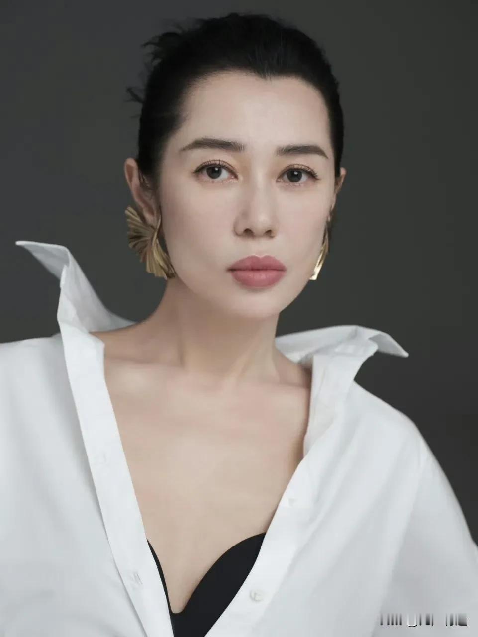 很多人都欣赏不来余男这样的嘴唇，觉得很丑，可不知为何我觉得挺好的，独特有个性，而