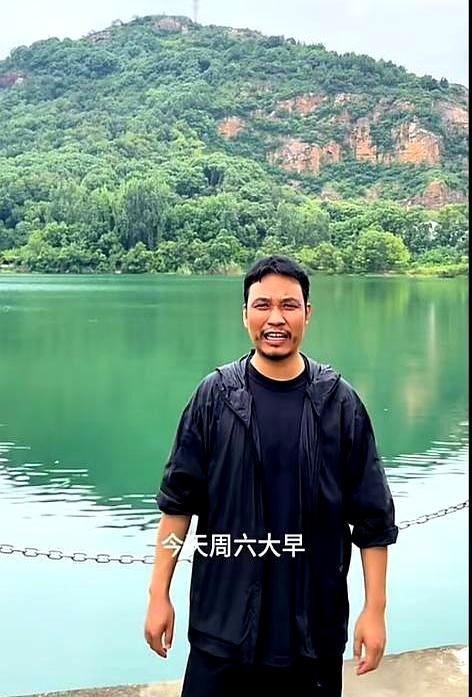 周末的摊口风一凉，4颗60多的水蜜桃整齐地躺着，酥妻在旁边打包、招呼人，大曾子一