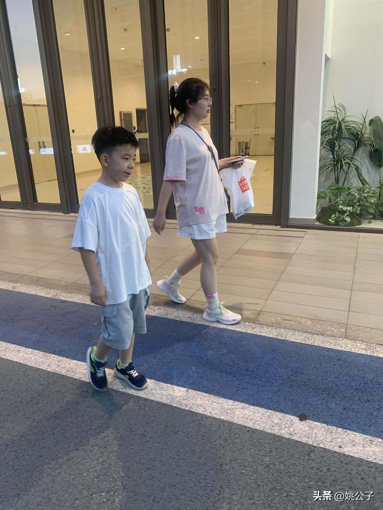养了两孩子才懂：孩子学习好到底是父母教的好，还是天赋异禀？直到我家两孩子的差别，