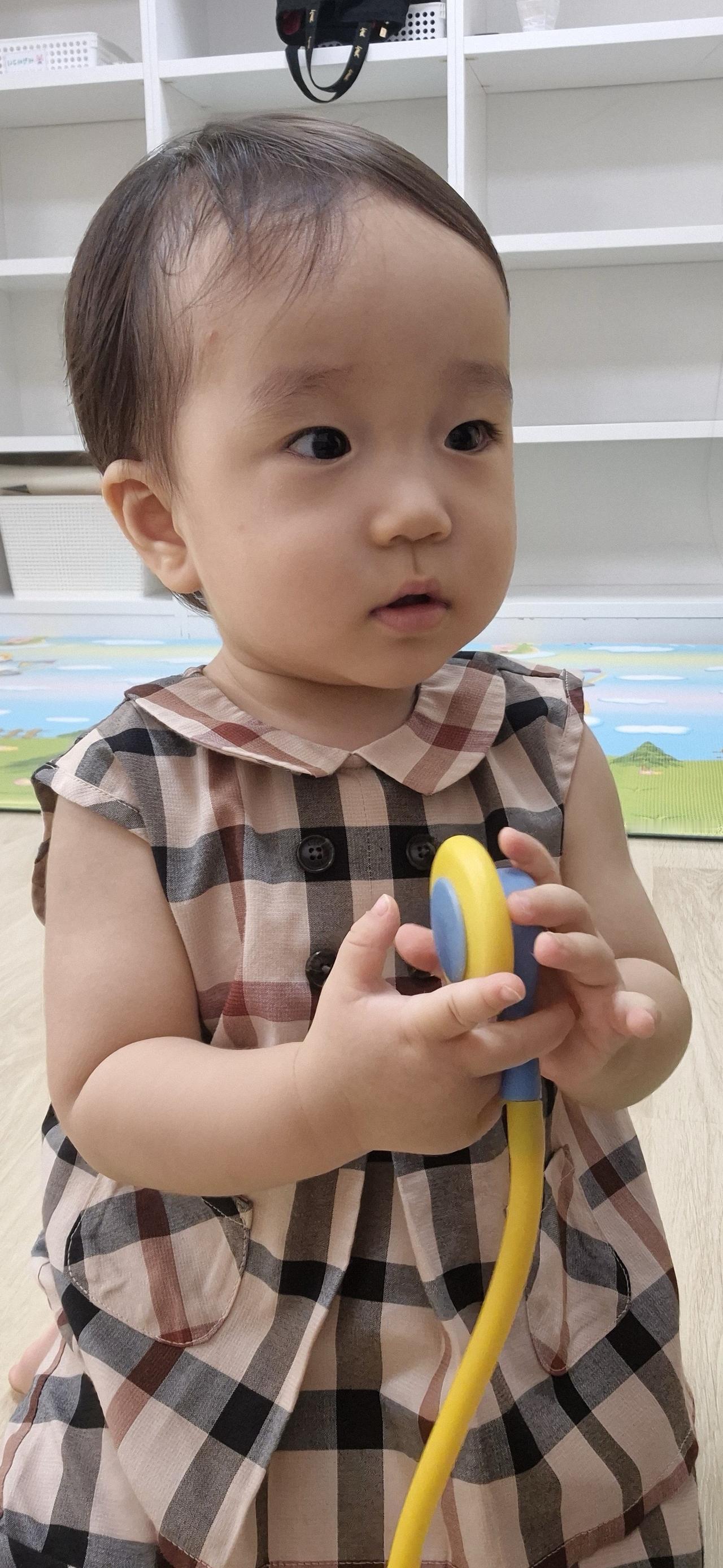 刚开始去托儿所，每天都要哭鼻子，想妈妈的怀抱。刚去读了几天书，就被感染了手足口，