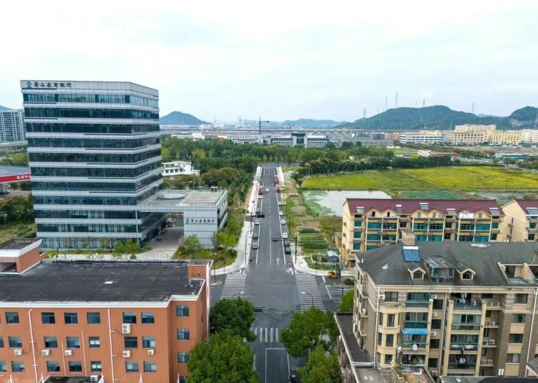 【萧山这条路正式通车！】民生萧息 近日，戴村镇新甸路北伸正式通车！新甸路北伸工程