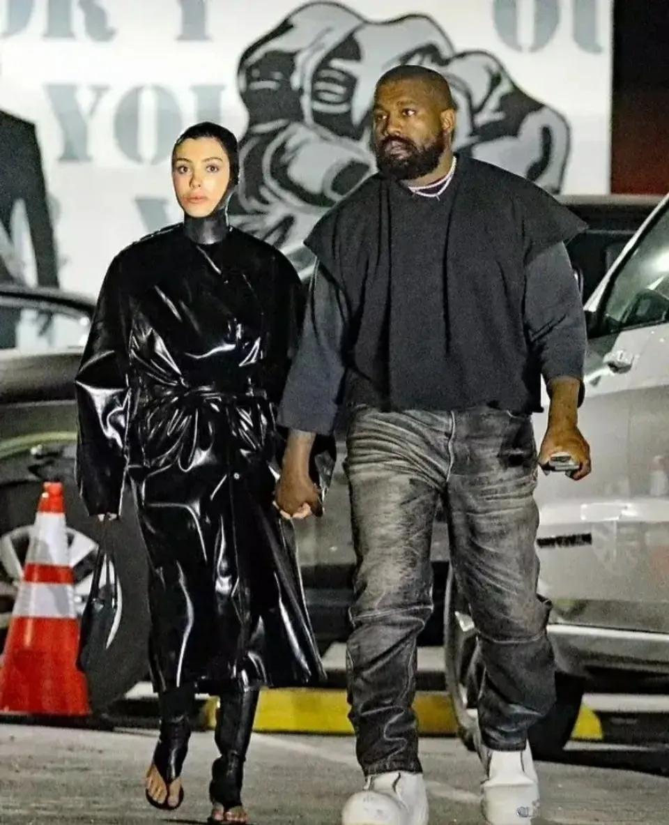 #冬日生活打卡季#侃爷和媳妇这次穿的真时尚！
近日侃爷和媳妇出行，侃爷罕见穿了一