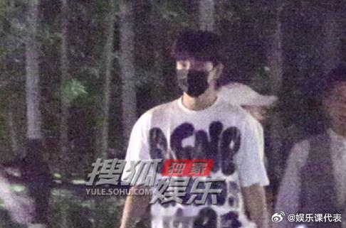 杨洋聚餐路透 杨洋穿宽松T恤和朋友聚餐，腰身笔直肩膀宽阔！ ​​​