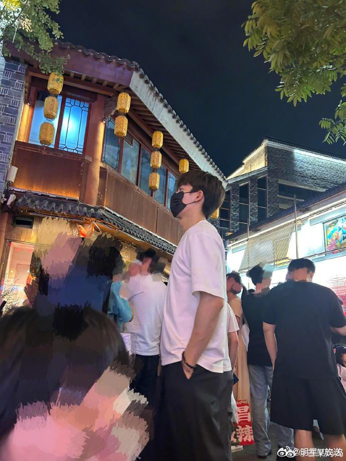 网友偶遇王星越嗦粉王星越透明的假期 假期偶遇的概率接近于100% [泪奔] 接偶