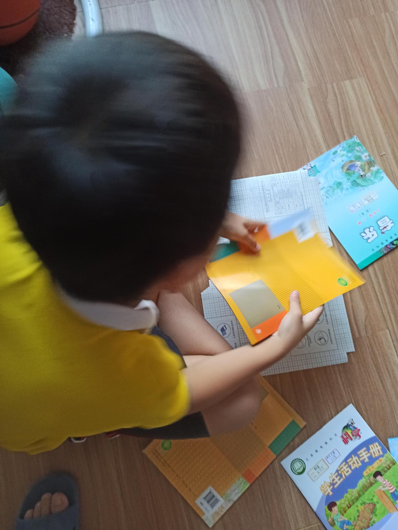 今天开学，领了一堆书回来包书皮呢，本来新书就气味大，包了一层书皮气味更大了。
